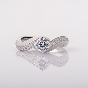 グラマラスな婚約指輪