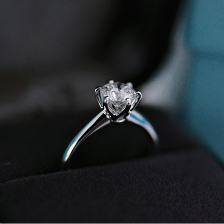 ケースに入った婚約指輪