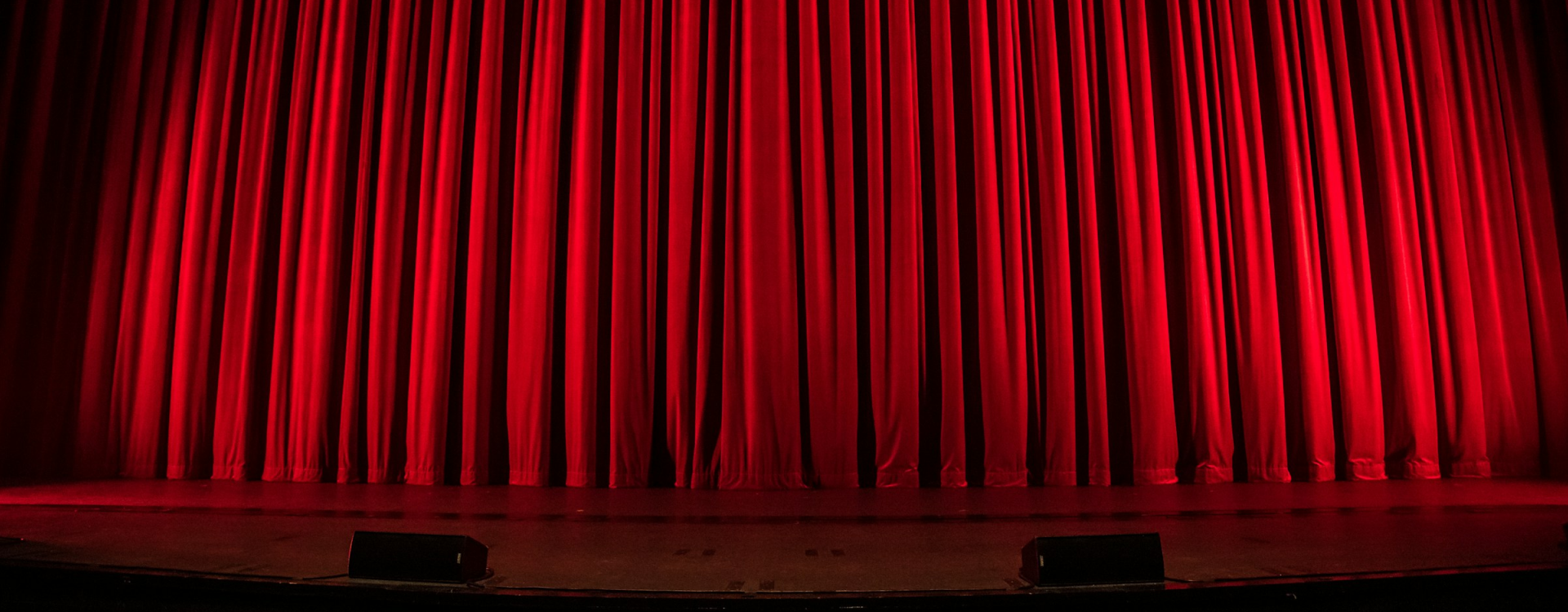 幕が閉じている画像