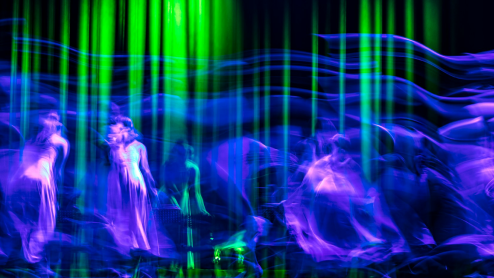 パフォーマンス中の俳優たち